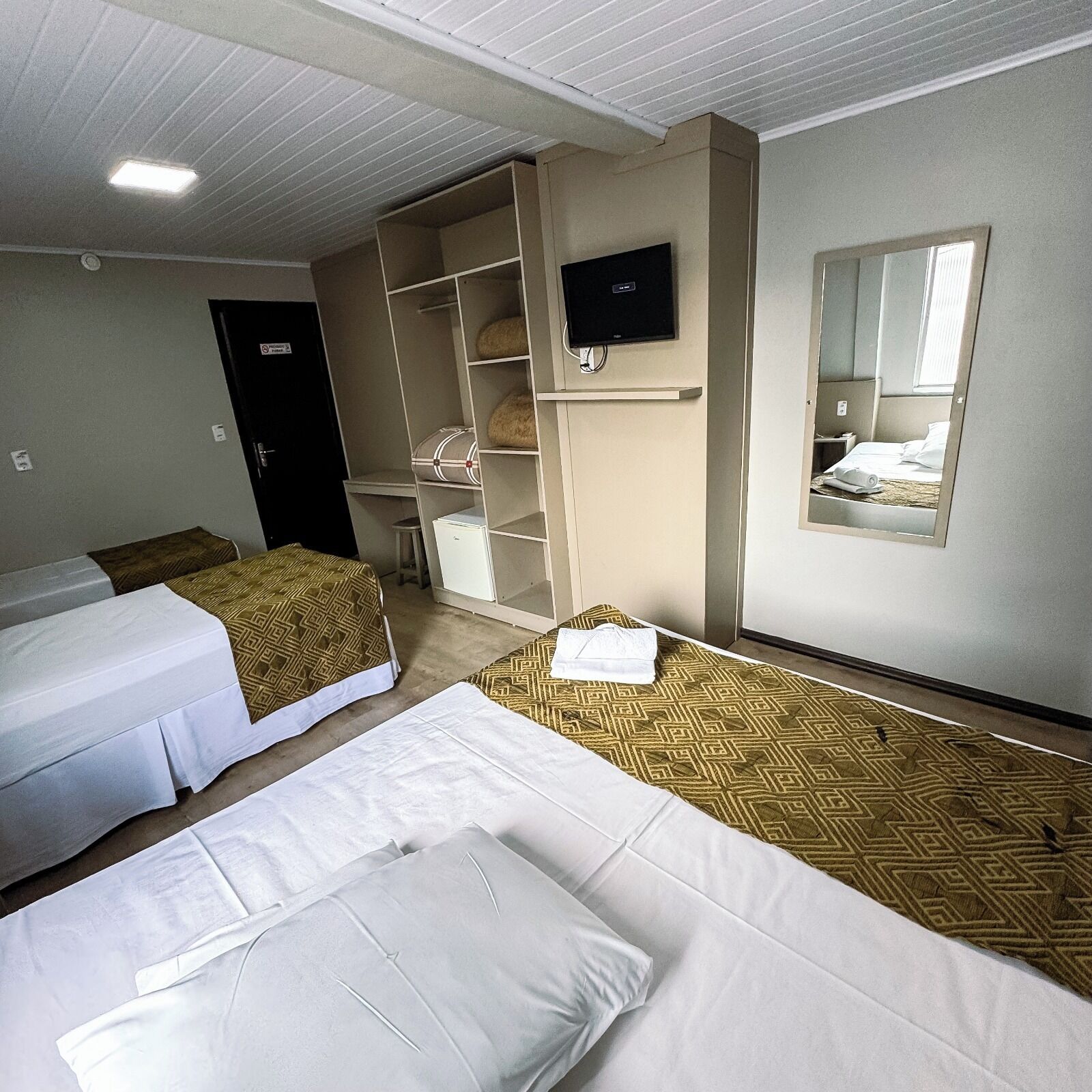 Escritorio, wifi gratis y ropa de cama 