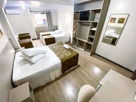 Quarto superior | Escrivaninha, Wi-Fi de cortesia, roupa de cama