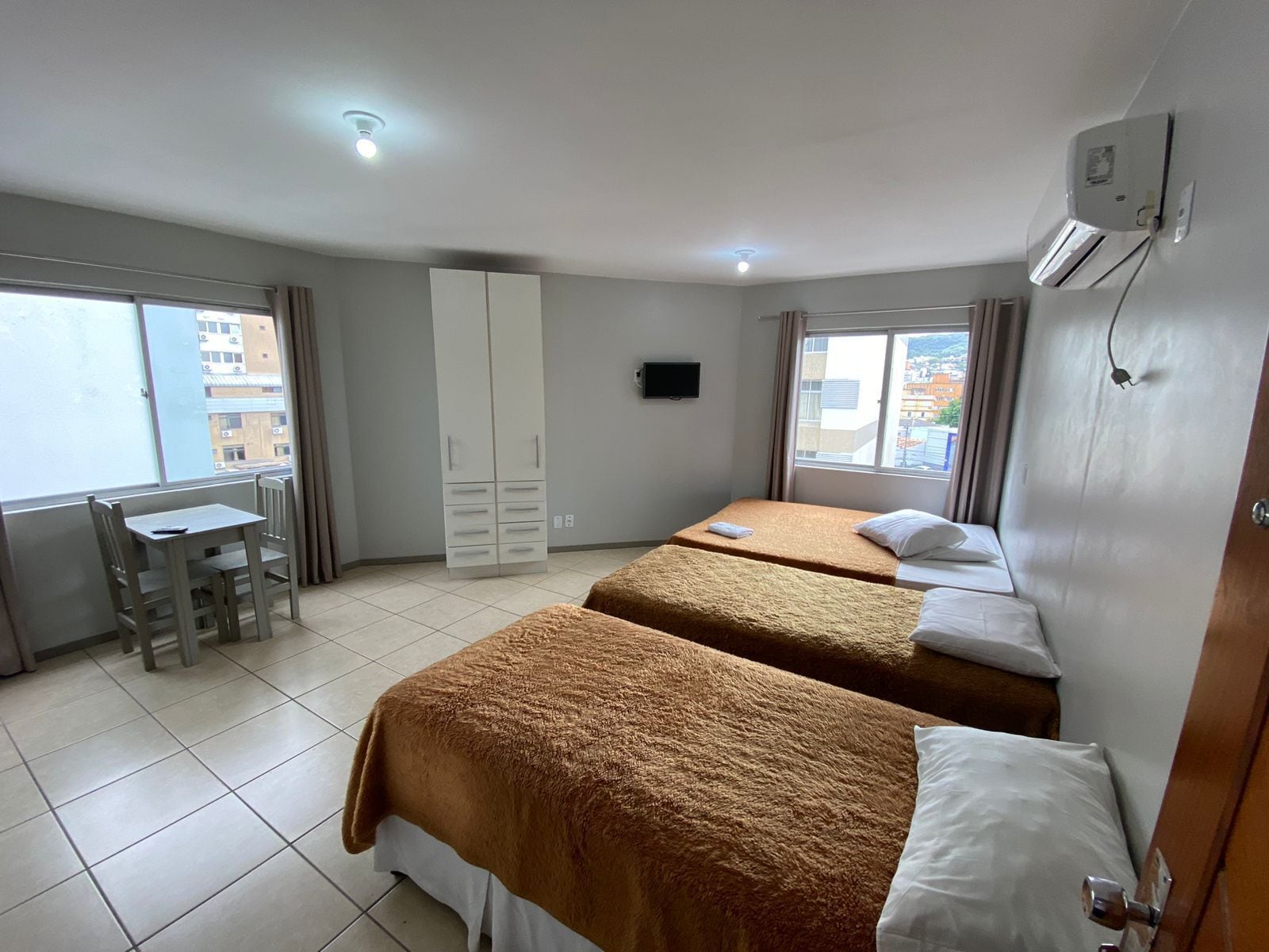 Escritorio, wifi gratis y ropa de cama 