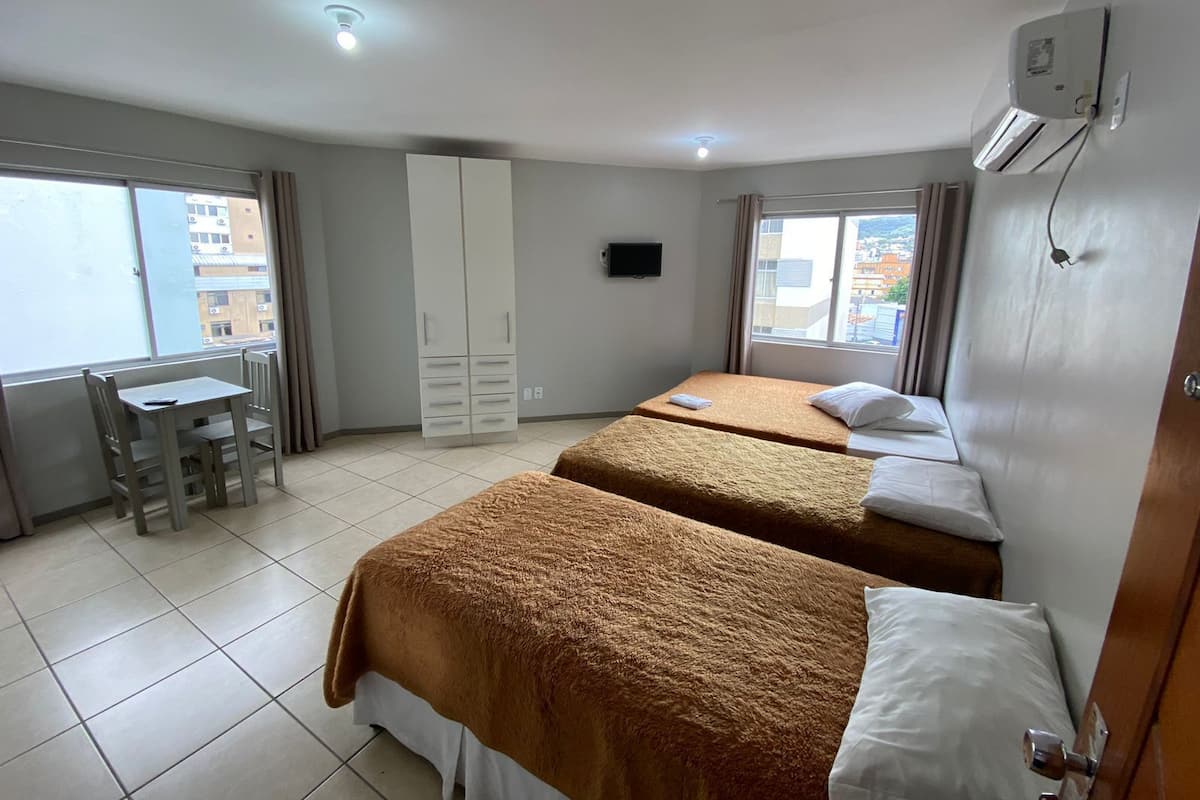 Loft superior | 1 dormitorio, escritorio, wifi gratis y ropa de cama