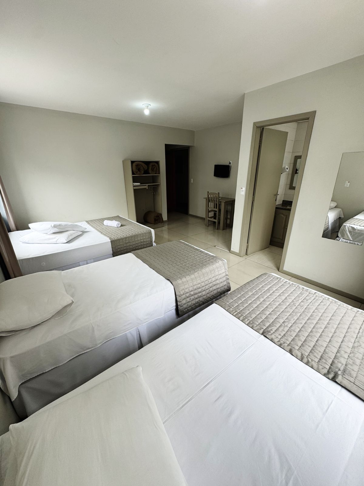 Escritorio, wifi gratis y ropa de cama 