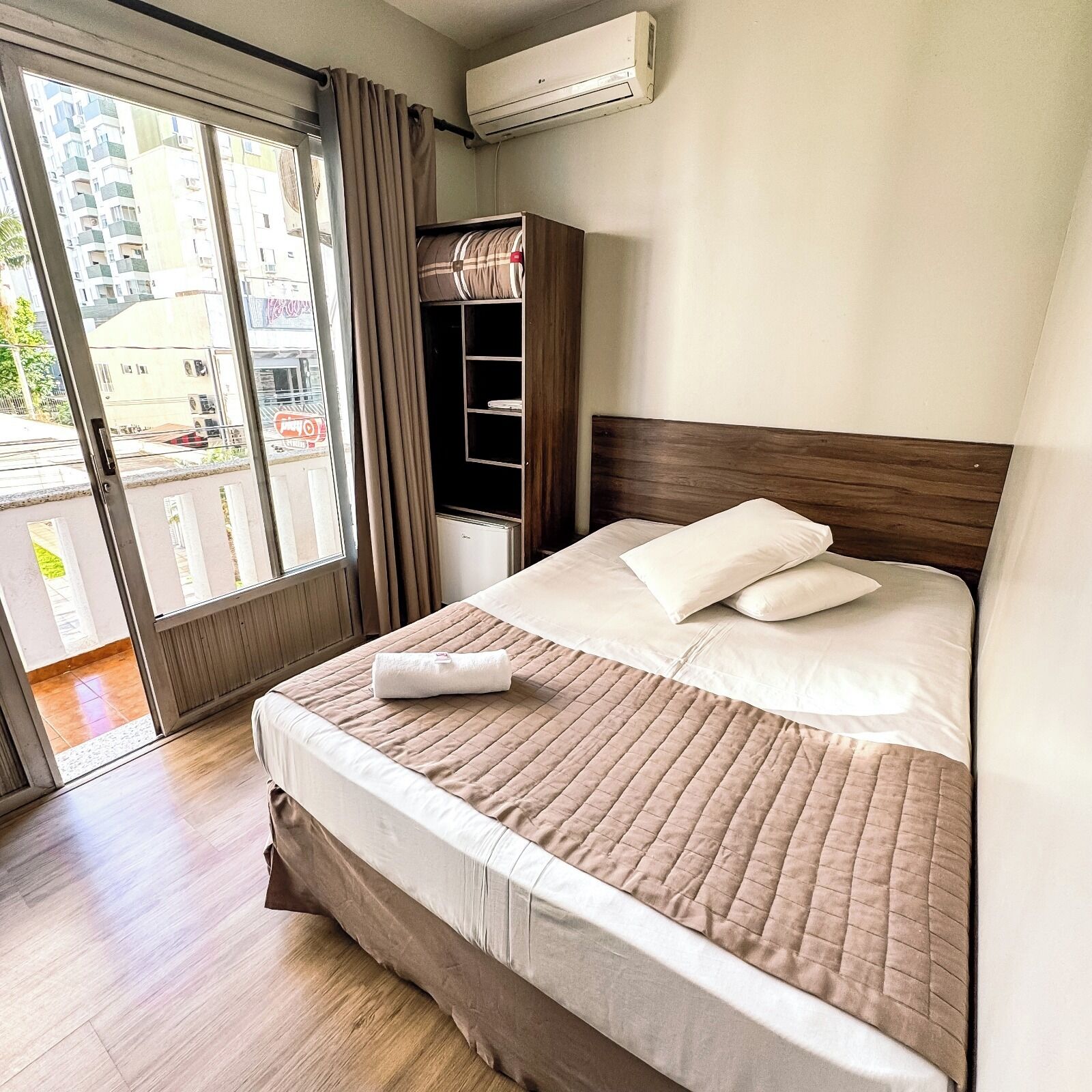 Quarto superior | Escrivaninha, Wi-Fi de cortesia, roupa de cama