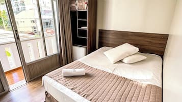 Quarto superior | Escrivaninha, Wi-Fi de cortesia, roupa de cama