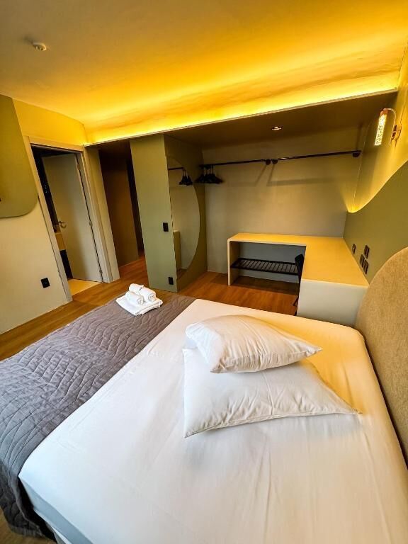 Escritorio, wifi gratis y ropa de cama 