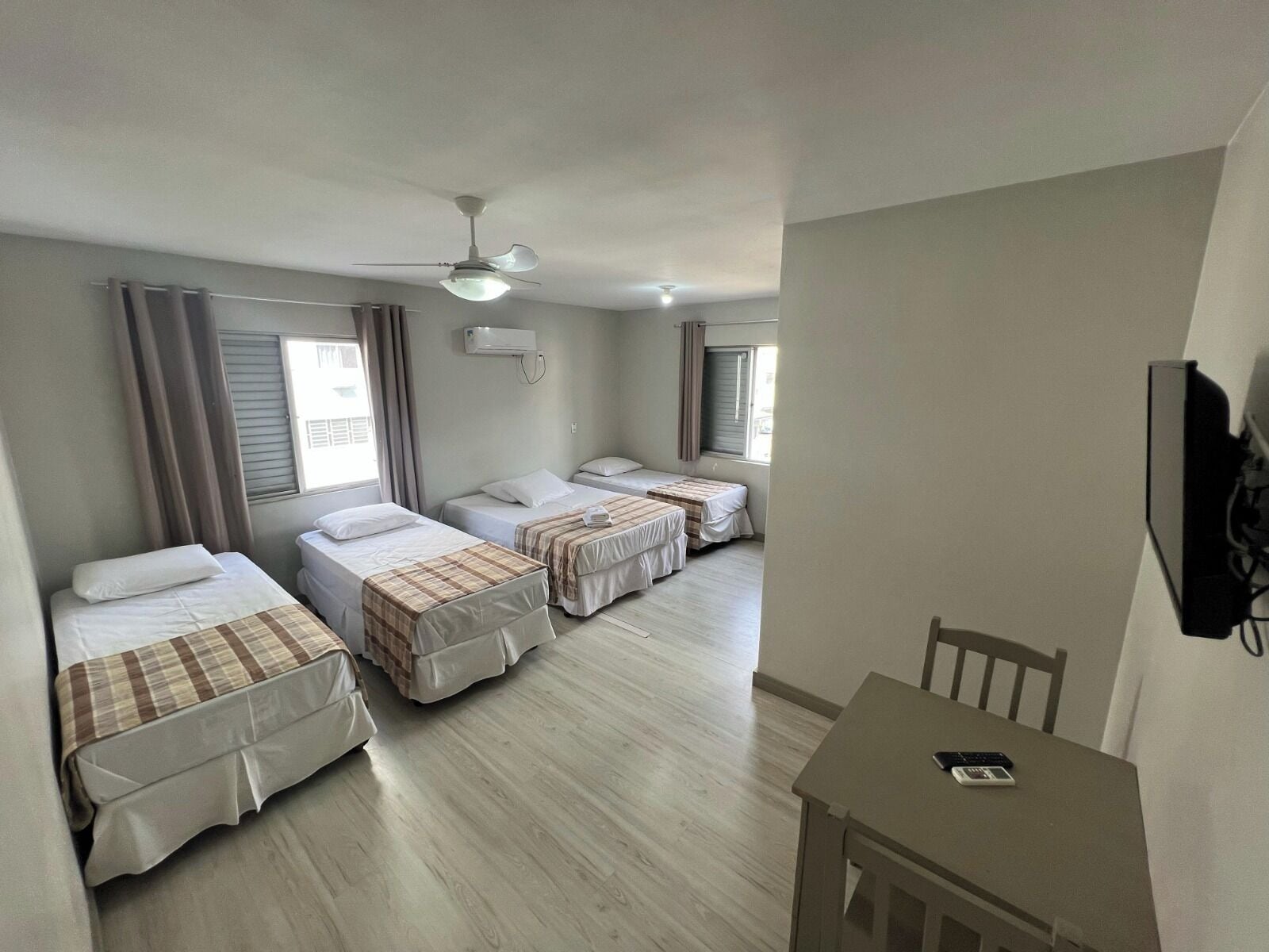 Escritorio, wifi gratis y ropa de cama 