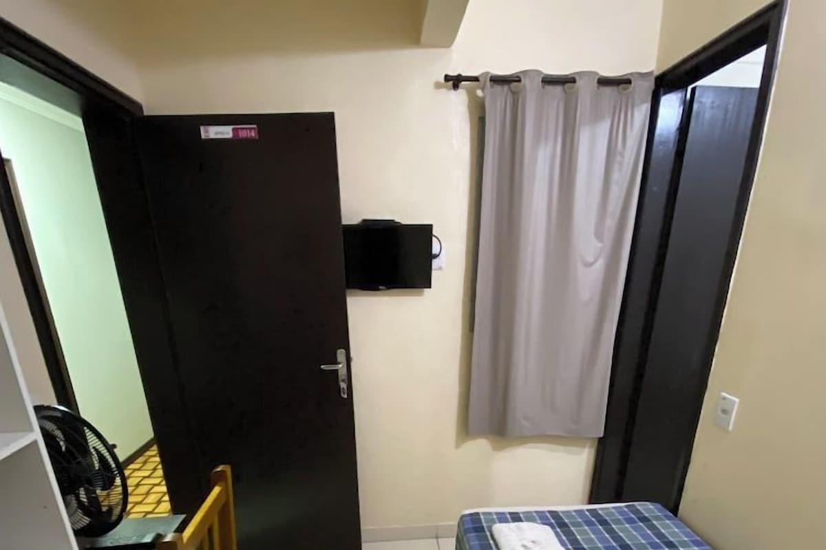 Escritorio, wifi gratis y ropa de cama 
