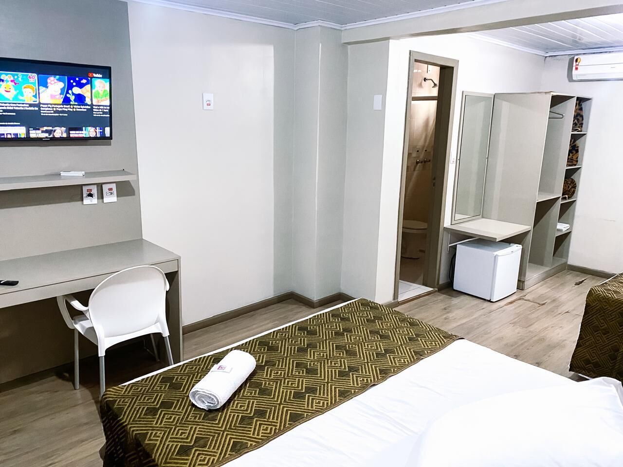 Escritorio, wifi gratis y ropa de cama 