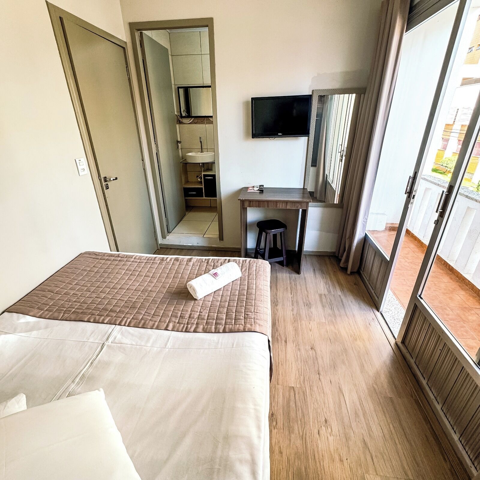 Escritorio, wifi gratis y ropa de cama 