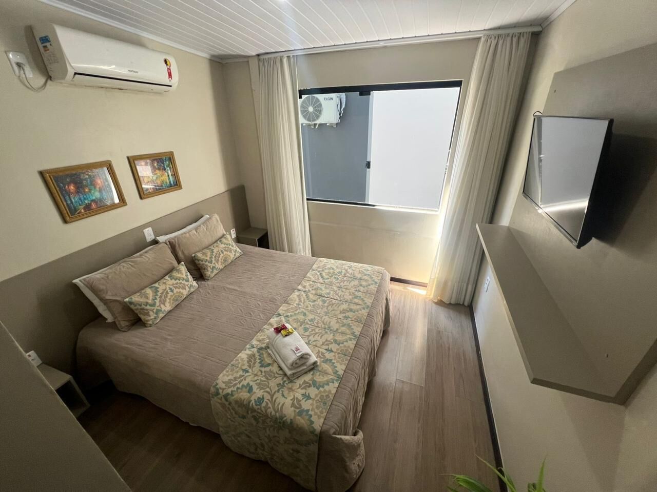 Rom – deluxe | Skrivebord, wi-fi (inkludert) og sengetøy