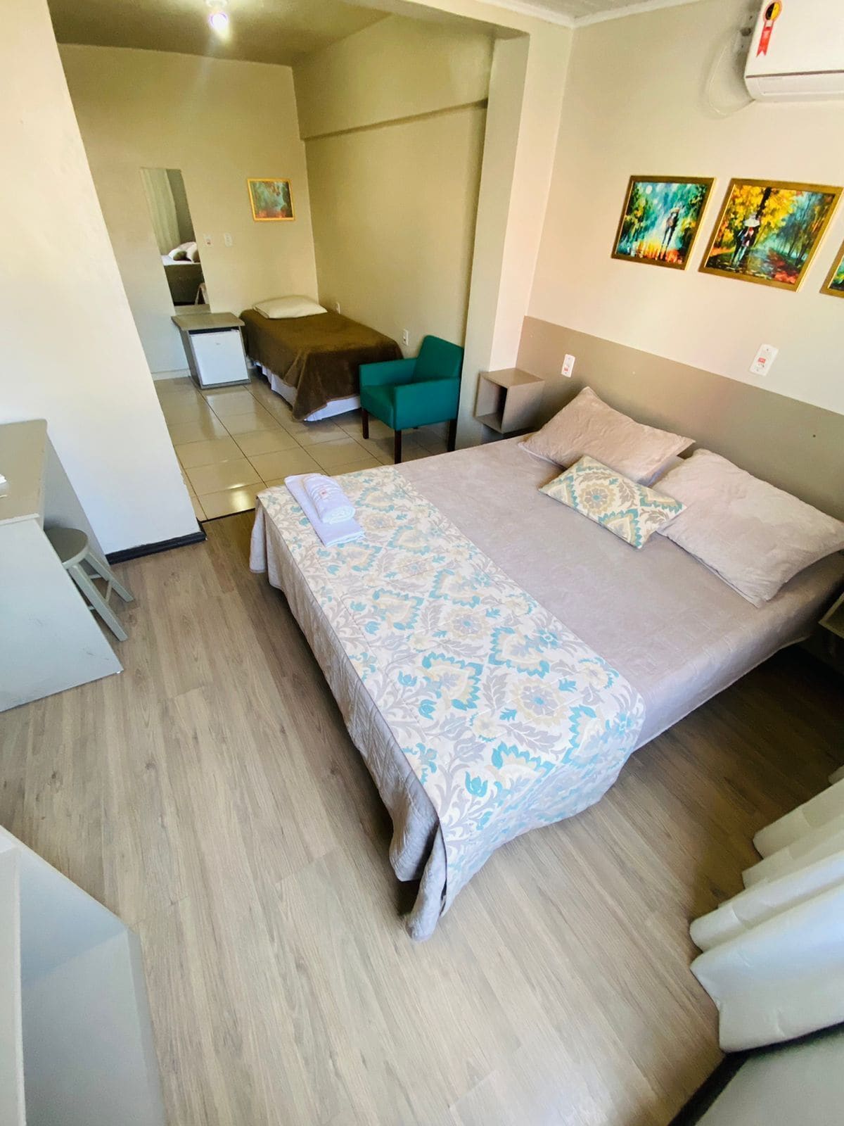 Escritorio, wifi gratis y ropa de cama 