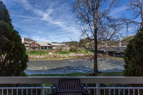 Condo On Little Pigeon River In DwTn Pigeon Forge