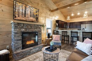 Living Room! - Near Middle Of Pigeon Forge Parkway/Hot Tub/New (Pigeon Forge)