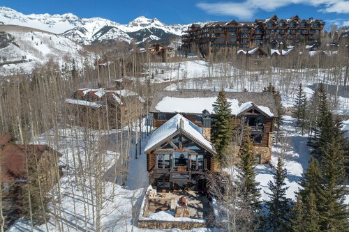 COUNTRY CLUB ESTATE- Game Room, Hot Tub, Sweeping Views Near the Core