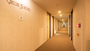 A hotel hallway with directional signs indicating room numbers 501-505 and 507-524.