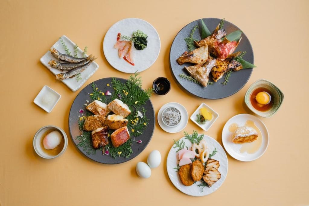 Diversos platos con mariscos y huevos, dispuestos sobre una mesa.