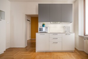 Full-sized fridge, microwave, stovetop, dishwasher