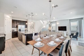 Dining - Stunning 4 bed 3.5 bath House near Disney - Solara resort (Kissimmee)