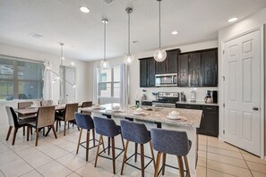 Private kitchen - Stunning 4 bed 3.5 bath House near Disney - Solara resort (Kissimmee)