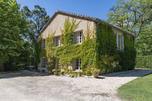 A house with a tiled roof, ivy-covered walls, and a gravel driveway. - Charming rural double cottages - private pool and park (Montreal du Gers)