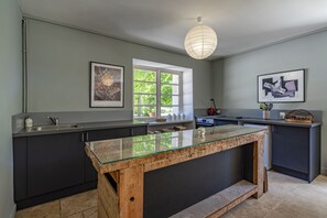 Réfrigérateur, four à micro-ondes, un four, surface de cuisson
