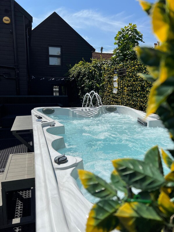 Exclusive House, Private Bathroom, Garden View (The Kings Head ) | Outdoor spa tub