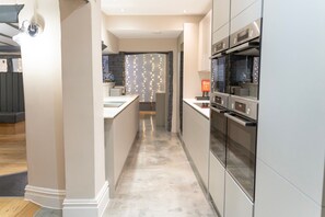 Exclusive House, Private Bathroom, Garden View (The Kings Head ) | Shared kitchen