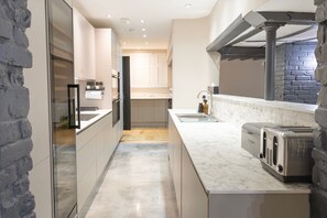 Casa exclusiva, baño privado, vista al jardín (The Kings Head ) | Cocina compartida