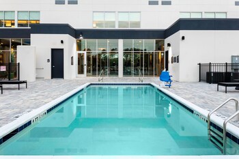 Pool (outdoor) at Aloft Savannah Airport