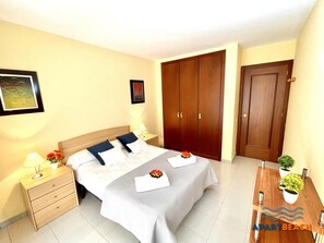 2 soverom, strykejern/-brett og sengetøy