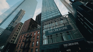 Un edifici alt amb un cartell que diu "The Cloud One Hotel".