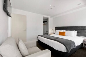 2 عدّة غرف نوم ومكتب ومكواة/لوح كي وسرير سفر