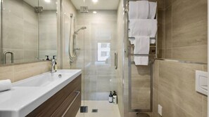 Shower, hair dryer - Suki Apartment at the base of Coronet Peak (Queenstown)