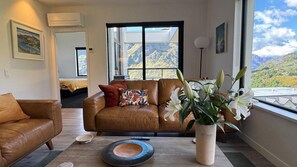 Smart TV, fireplace - Riverview Penthouse - Apartment 19 (Queenstown)