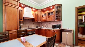 Standard-Apartment | Eigene Küche | Großer Kühlschrank, Mikrowelle, Herdplatte, Grillplatte