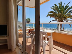 Dining - Horizonte - Beachfront Sea View Apartment - A (San Bartolomé de Tirajana)