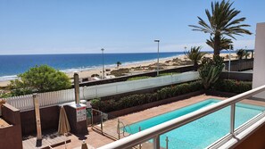 Een buitenzwembad en een verwarmd zwembad