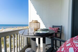 Outdoor dining - Stunning Gulf-Front/Balcony Views + Hot Tub/Top-Rated 10/10/Pensacola Beach (Pensacola Beach)
