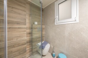City Apartment | Bathroom | Shower, hair dryer, towels, soap