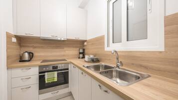 Refrigerador con freezer, microondas, horno, placa de cocina