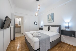 City Apartment | Individually decorated, individually furnished, desk, laptop workspace - Athens Bright Suite by Cloudkeys (Athens)