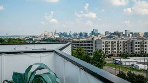 Städteansicht mit modernen Gebäuden, einer Parkgarage und blauem Himmel.