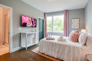 8 Schlafzimmer, Schreibtisch, Bügeleisen/Bügelbrett, WLAN