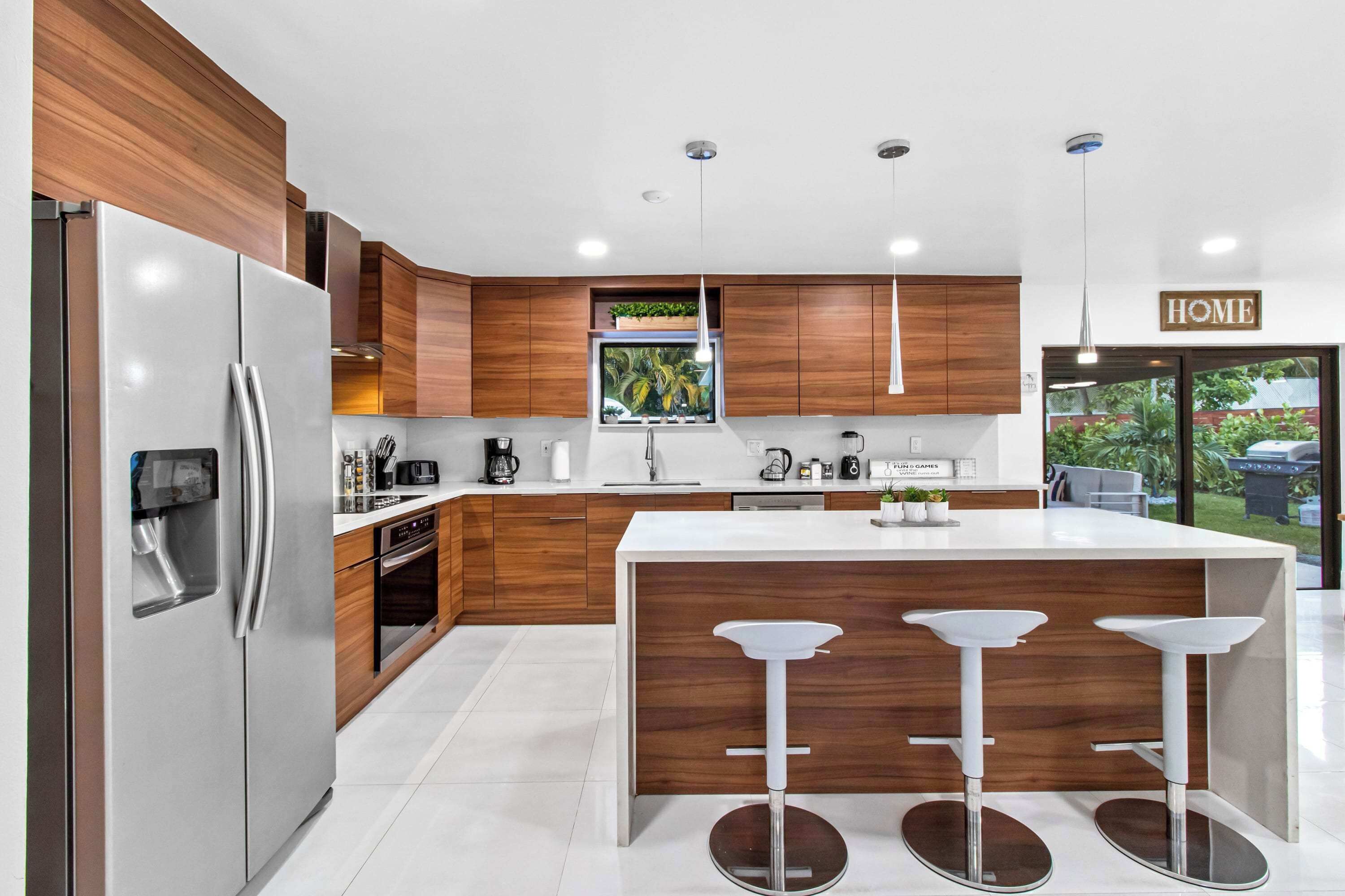 Kjøleskap, mikrobølgeovn, ovn og kokeplater