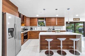 冷蔵庫、電子レンジ、オーブン、コンロ