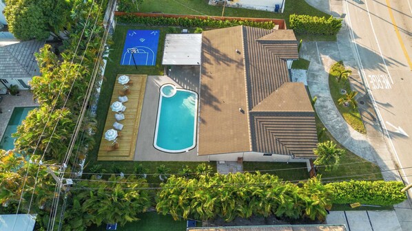 Outdoor pool, a heated pool - Casa Tua | Top Location | Outdoor Grill | Fire Pit (Miami)