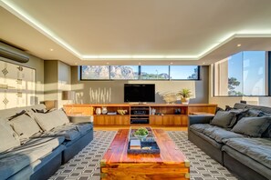 Télévision, cheminée, chaîne hi-fi, espaces bureaux