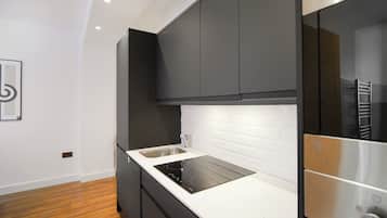 Frigorífico, microondas, horno y placa de cocina