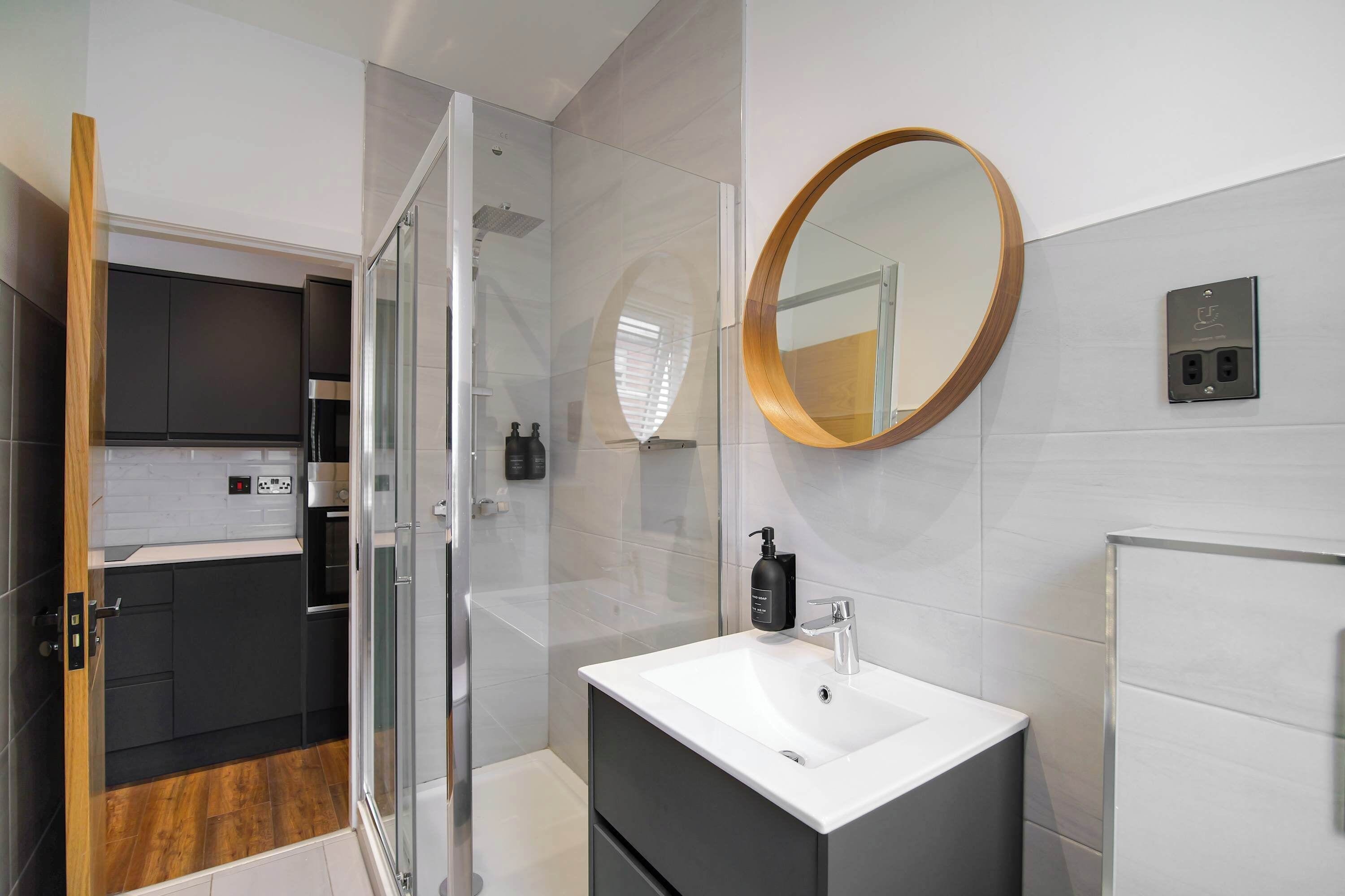 Douche, séchoir à cheveux, serviettes fournies, shampooing