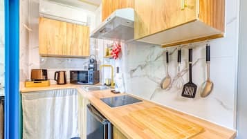 Fridge, microwave, stovetop, coffee/tea maker