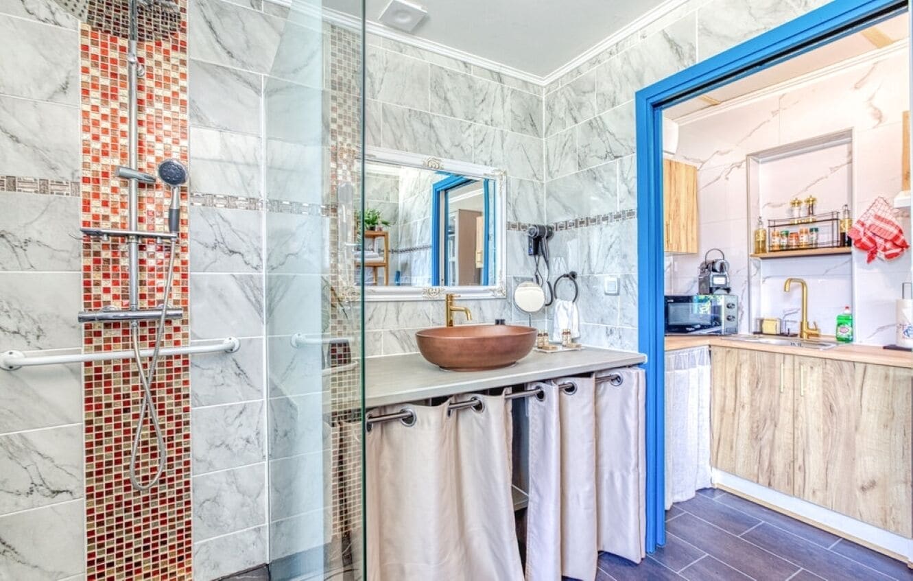 Shower, hair dryer, bathrobes, towels